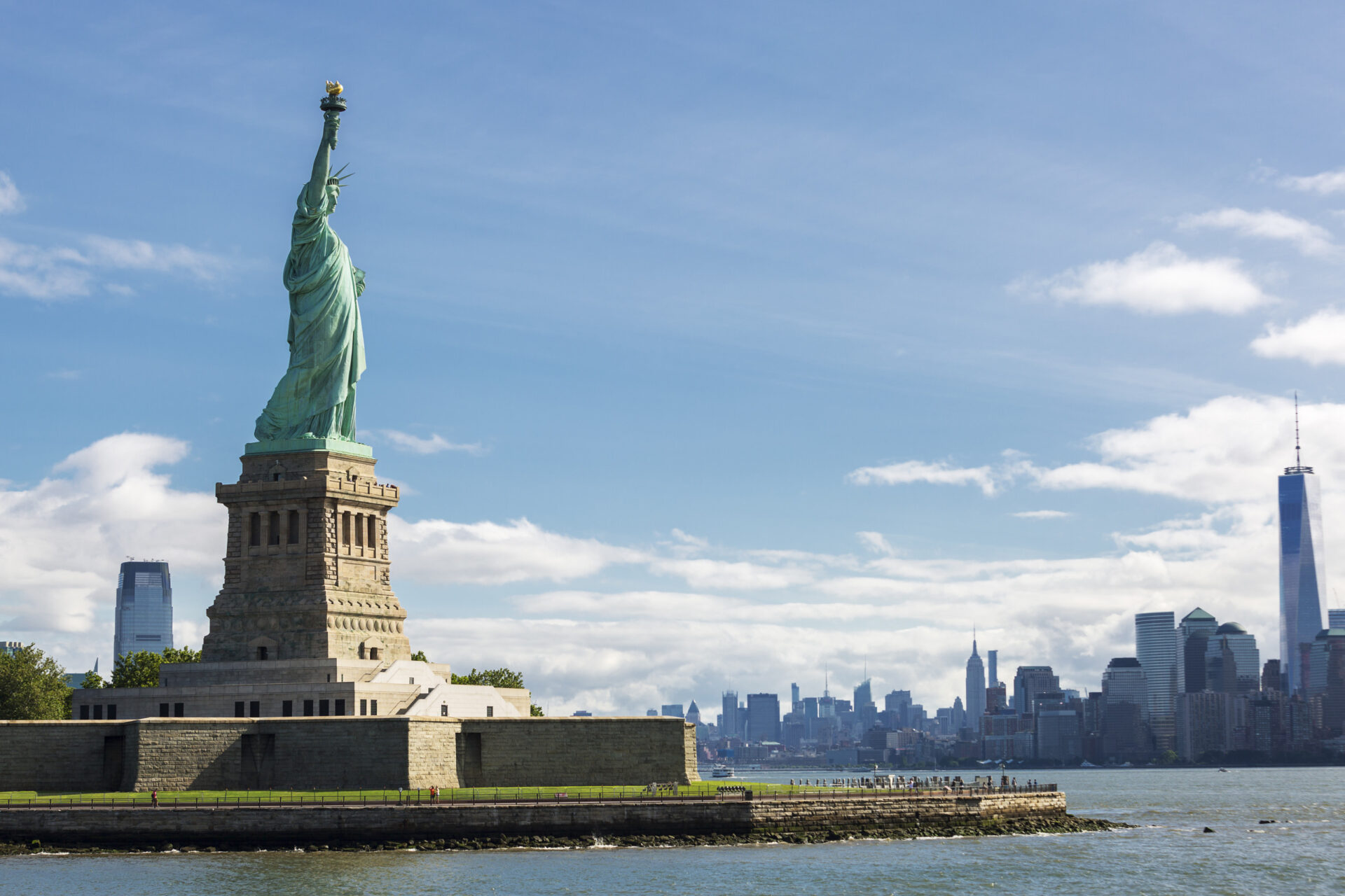 An image of statue of liberty in New York city in the daylight
