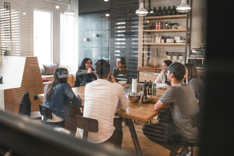 Ain image of number of employees in the same office and it seems that they are descussing something.