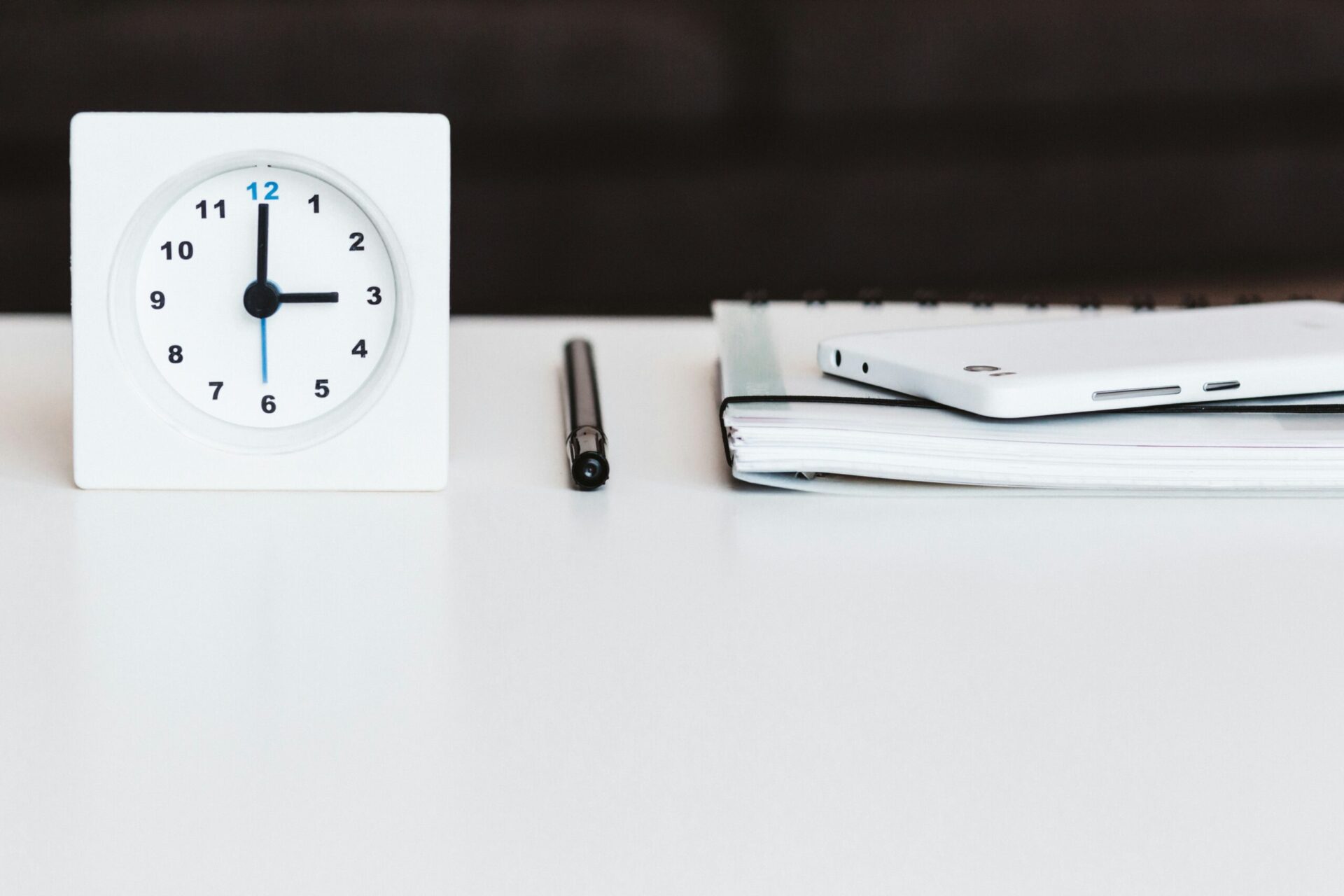 An image of clock, pen, and paper put on a disk
